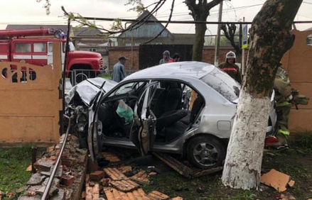 Автомобиль протаранил забор в Кабардино-Балкарии