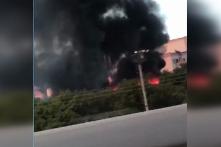 В Москве горит здание бывшего Хорошёвского завода железобетонных изделий
