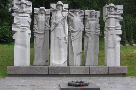 Власти Вильнюса потребовали убрать надгробия с могил российских и советских солдат