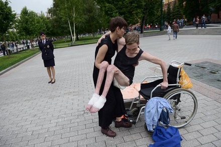 Полиция ищет художницу Ненашеву после акции с инвалидом возле Кремля