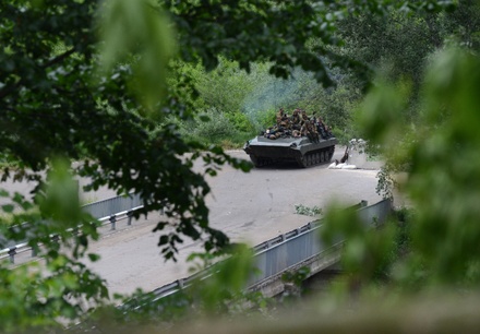Киев проверяет данные о нарушении украинскими БМП границы с РФ