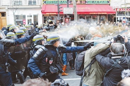 В Париже полиция применила слезоточивый газ против митингующих