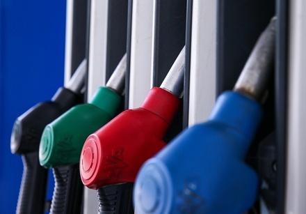 Bloomberg составил рейтинг стран с самым дорогим и самым дешёвым бензином