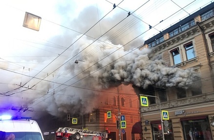 В результате пожара в офисном здании Петербурга пострадал один человек
