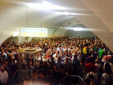 В Москве на выходе со станции метро «Киевская» образовалась давка 