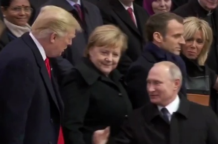 Путин и Трамп обменялись рукопожатием около Триумфальной арки в Париже