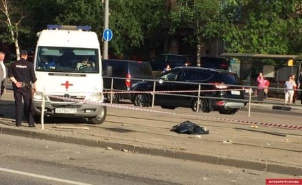 Число жертв ДТП с автобусом на остановке в Москве выросло до двух