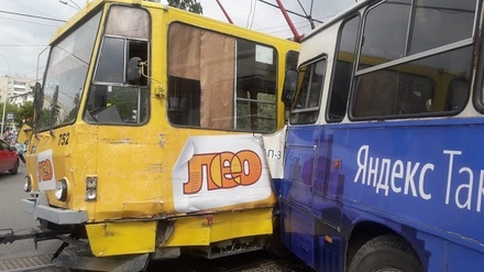 В Екатеринбурге автобус врезался в трамвай