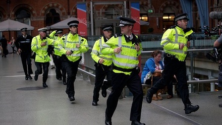 Власти Лондона после теракта в метро увеличат на улицах города число полицейских