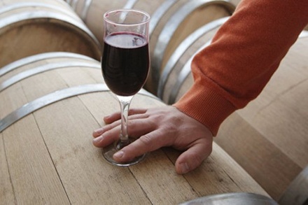 Титов предложил ввести сбор на импортные вина