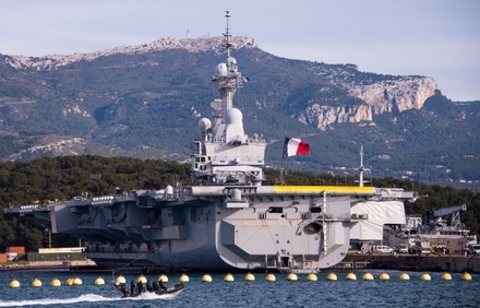 Авианосец «Шарль Де Голль» готов к операции против «Исламского государства»