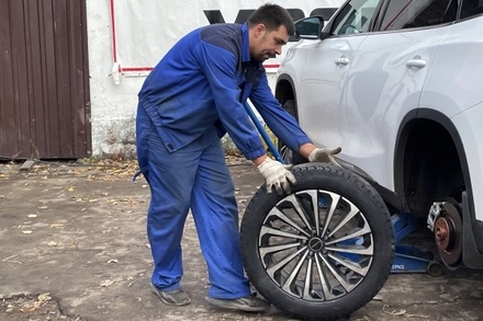 Роман Вильфанд призвал москвичей менять резину на автомобилях в эти выходные