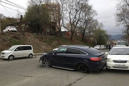 Во Владивостоке женщина за рулём Mercedes разбила 11 припаркованных машин