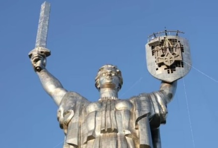 На монумент «Родина-мать» в Киеве установили украинский герб