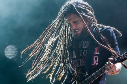Гитариста группы Korn раскритиковали за слово «трус» в адрес Честера Беннингтона