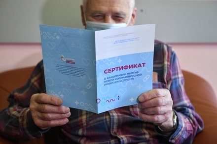 Иммунолог объяснил перестраховкой введение сертификатов о вакцинации в России