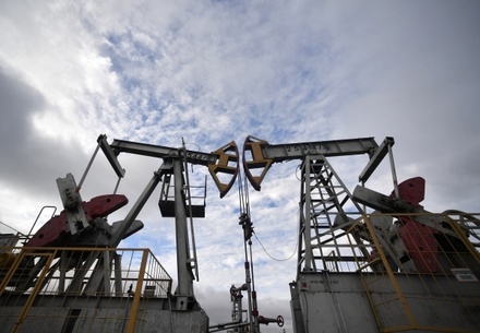 Bloomberg: США хотят добиться введения потолка цен на нефть из РФ в $60 за баррель