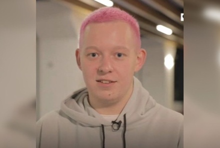 В московском фудкорте опровергли информацию об угрозах мужчине из-за розовых волос