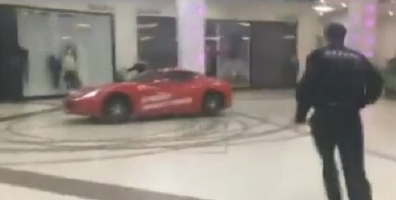 СМИ: бывший мэр Архангельска устроил гонки на Ferrari по торговому центру в Москве