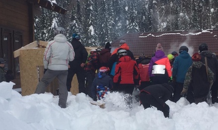 На горнолыжников рухнул снег с крыши кафе в Кемеровской области
