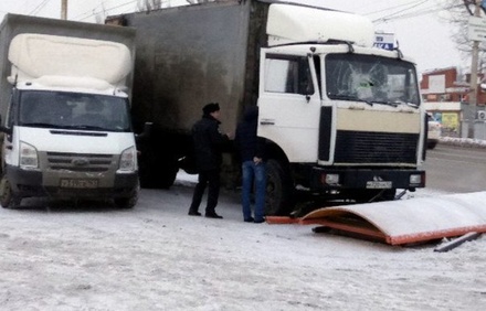 Грузовой автомобиль протаранил остановку в Ростове-на-Дону