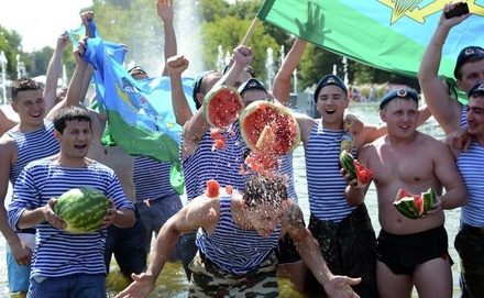 В Совфеде призвали разрешить гей-парады в День ВДВ