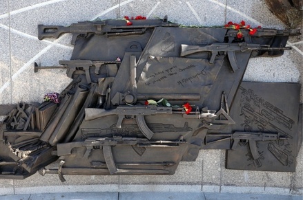 С памятника Калашникову в Москве начали срезать схему автомата Шмайссера