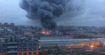 Кровля горящего торгового центра в Петербурге частично обрушилась