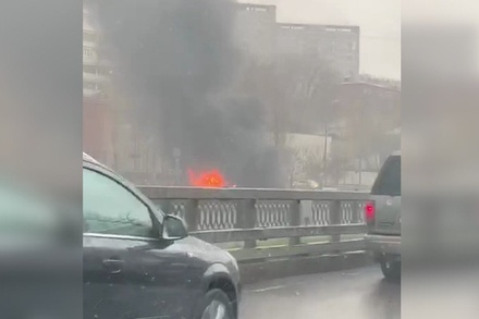 В Москве около Лефортовского тоннеля загорелся автобус 