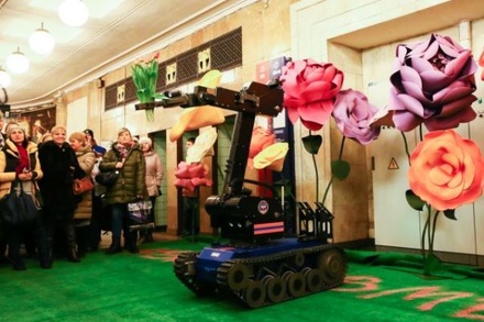 Робот МЧС подарил цветы женщинам в метро