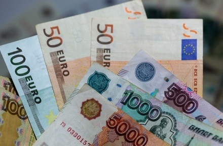 Курс евро в ходе торгов на Московской бирже превысил 74 рубля