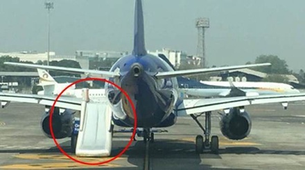 В Индии пассажир самолёта открыл дверь аварийного выхода и спустил надувной трап