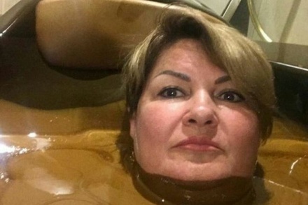 Опубликовавшая фото в нефтяной ванне ульяновская чиновница не вышла из отпуска