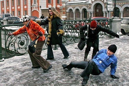 За неделю в Петербурге от гололёда и наледи пострадали около ста человек
