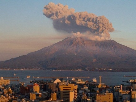 В Японии отменили 65 авиарейсов из-за извержения вулкана