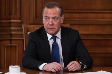 Медведев пригрозил виселицей обстреливающим мирных жителей российских городов