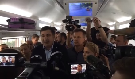 Пассажирам задержанного из-за Саакашвили поезда предложили ехать автобусом