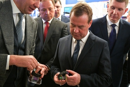 Медведеву в Перми показали российские «умные часы»