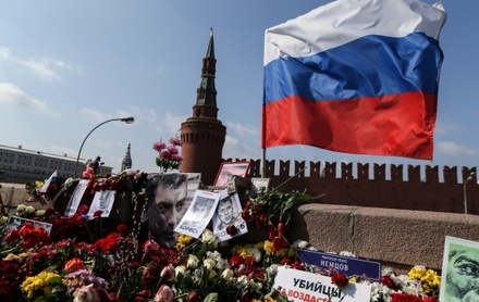 С места убийства Бориса Немцова унесли его портреты и свечи