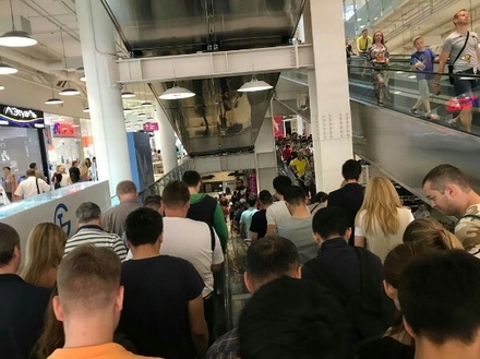 СМИ назвали угрозу взрыва причиной эвакуации из ТЦ «Авиапарк» в Москве