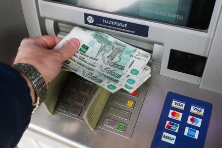 Банки запустят сервис для снятия денег с чужих карт