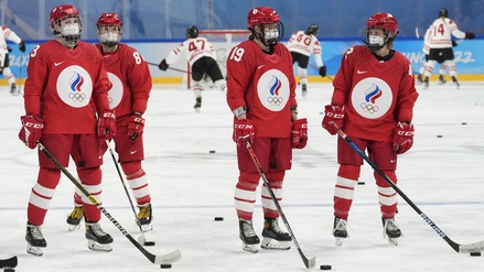 Хоккеистки сборных России и Канады вышли на матч в медицинских масках