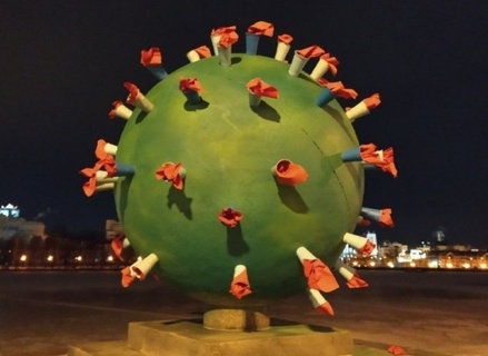 Знаменитые гранитные шары в Екатеринбурге превратили в коронавирус