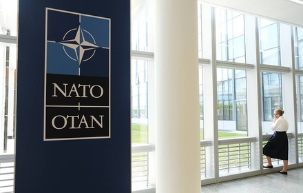 НАТО вышлет 8 сотрудников миссии РФ при альянсе за враждебную деятельность