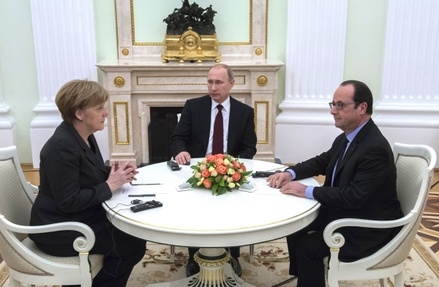 Путин обсудил с Меркель и Олландом обострение обстановки в Донбассе