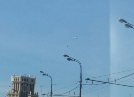 К тушению крупного пожара в центре Москвы привлекли вертолёт