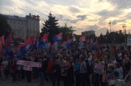 В Омске начался митинг за достойные зарплаты и защиту прав дольщиков