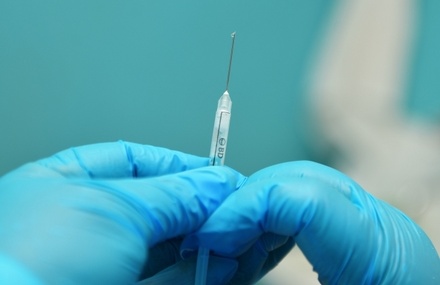 В Кремле прокомментировали заявление Медведева о возможной обязательной вакцинации