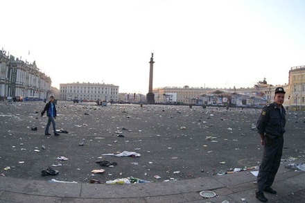 Коммунальщики потратили 4 млн литров воды на уборку Петербурга после «Алых парусов»