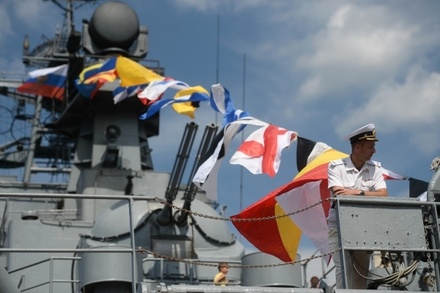 Около 40 боевых кораблей ВМФ встретят День России в Мировом океане